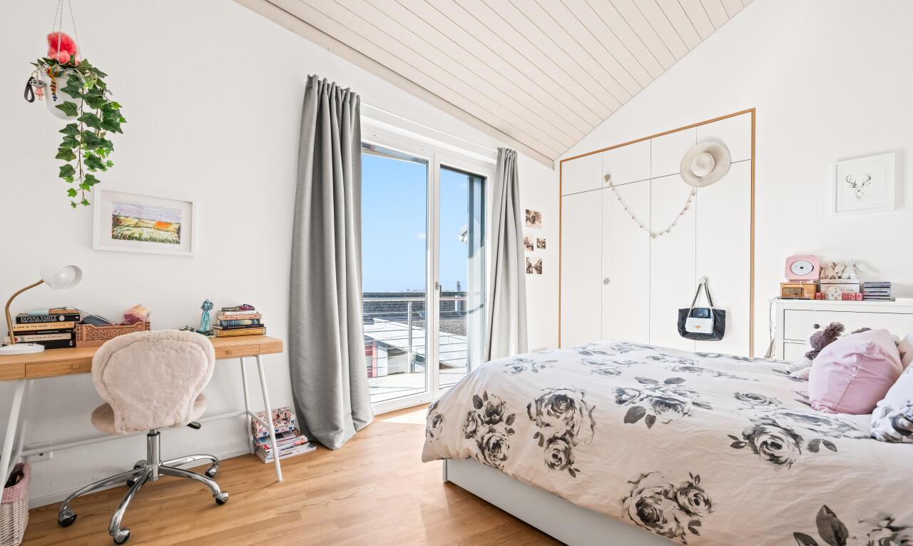 zimmer / schlafzimmer mit gipskartonwand, drywall, holzfußboden, wood finish floor, und inside property