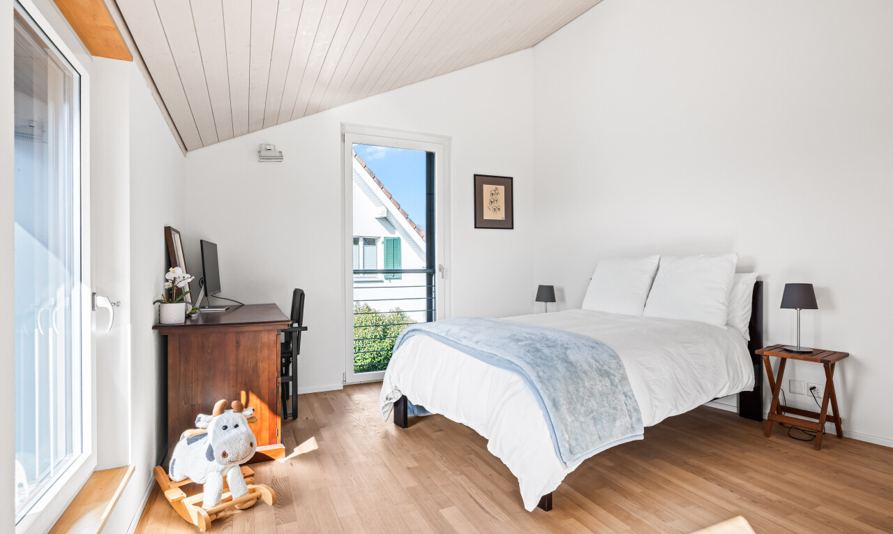 chambre avec lumière naturelle, natural light, inside property, plafond en bois, et wood ceiling