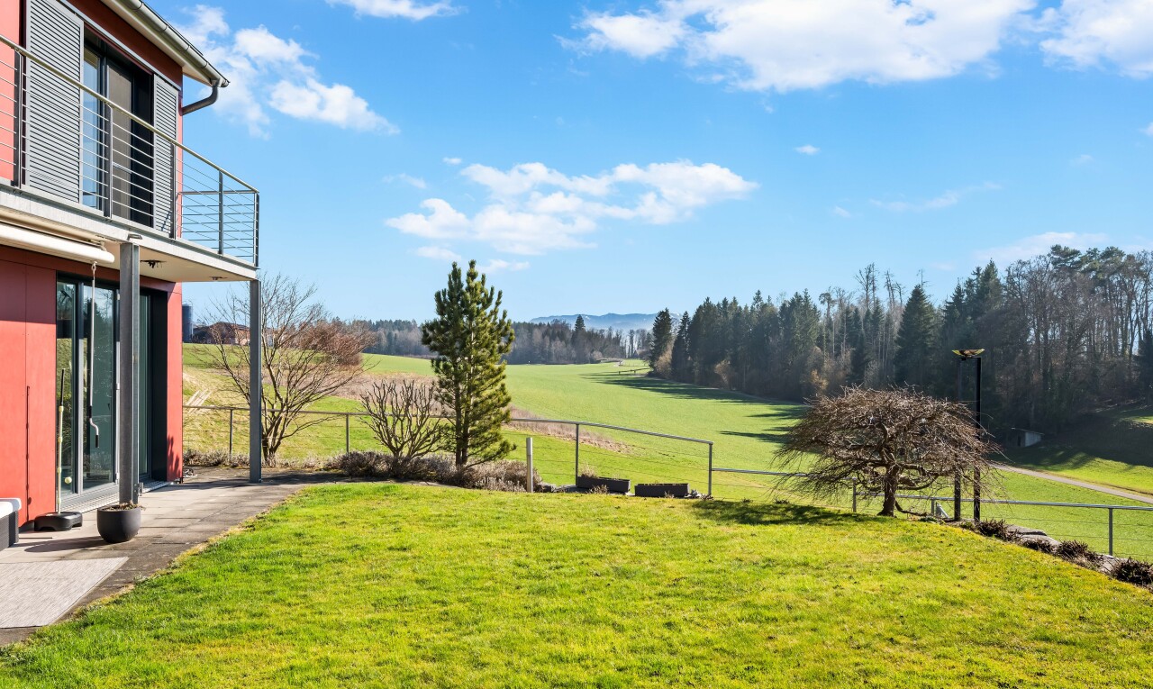 garten mit zaun, rasen, from property, balkon, und day time