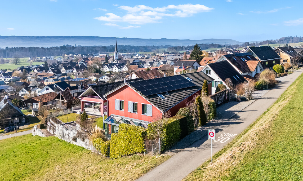 außenansicht mit wohngebietblick, residential view, solaranlage, day time, und rasen