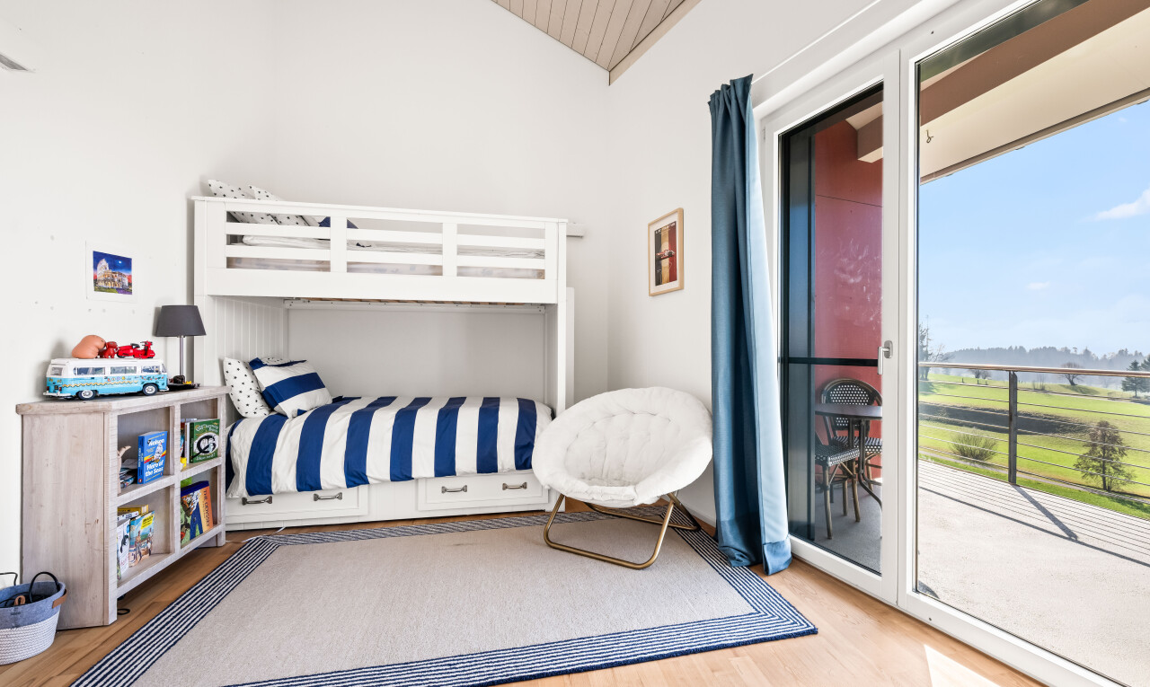 zimmer / schlafzimmer mit drywall, gipskartonwand, außenzugang, day time, und inside property