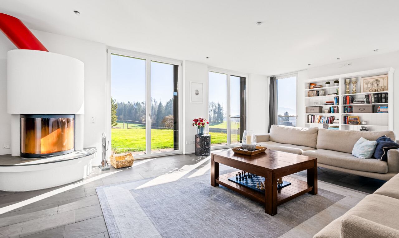 wohnzimmer mit inside property, day time, bodendeckenfenster, floor ceiling windows, und natürliches licht