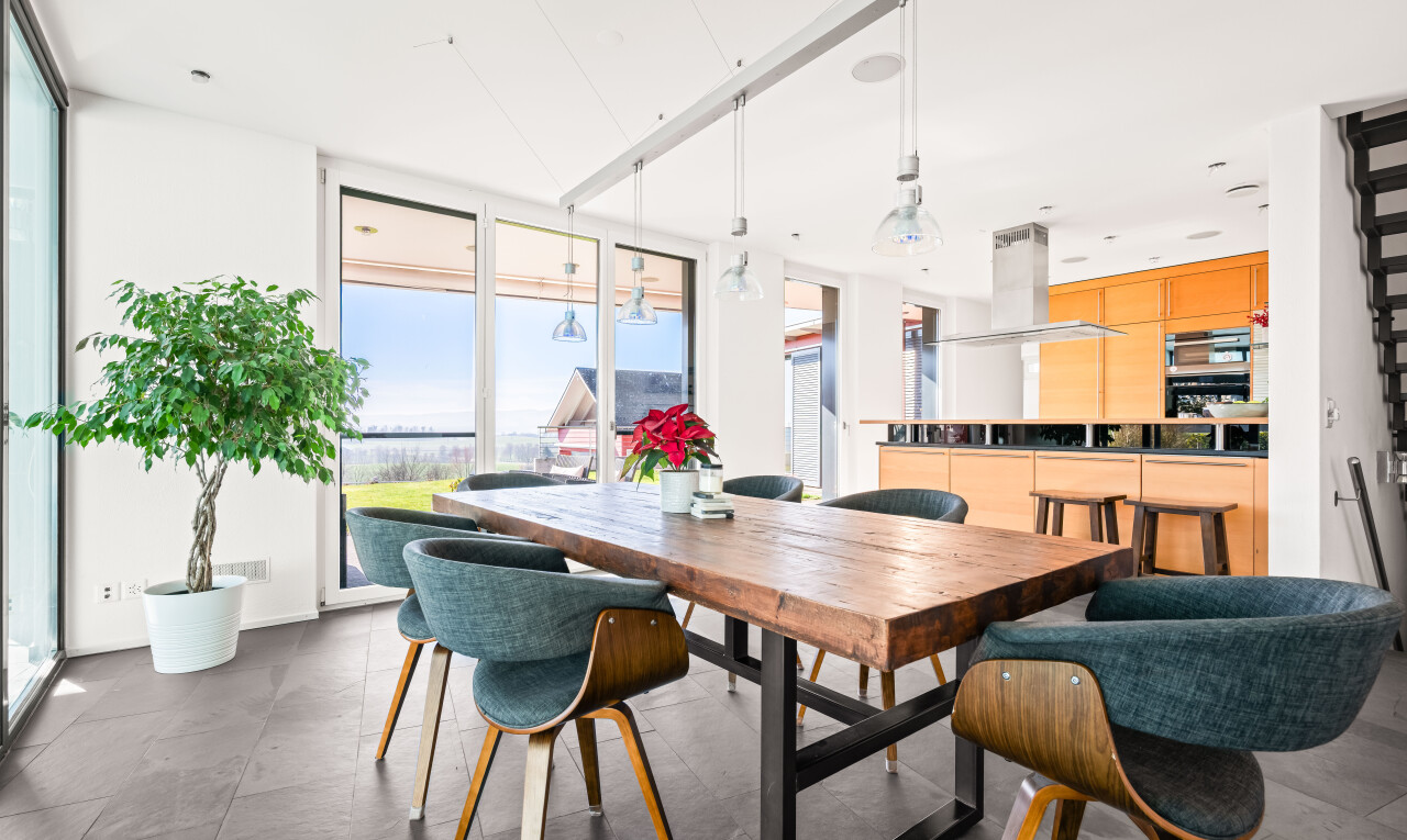 esszimmer mit inside property, natürliches licht, natural light, bodendeckenfenster, und floor ceiling windows