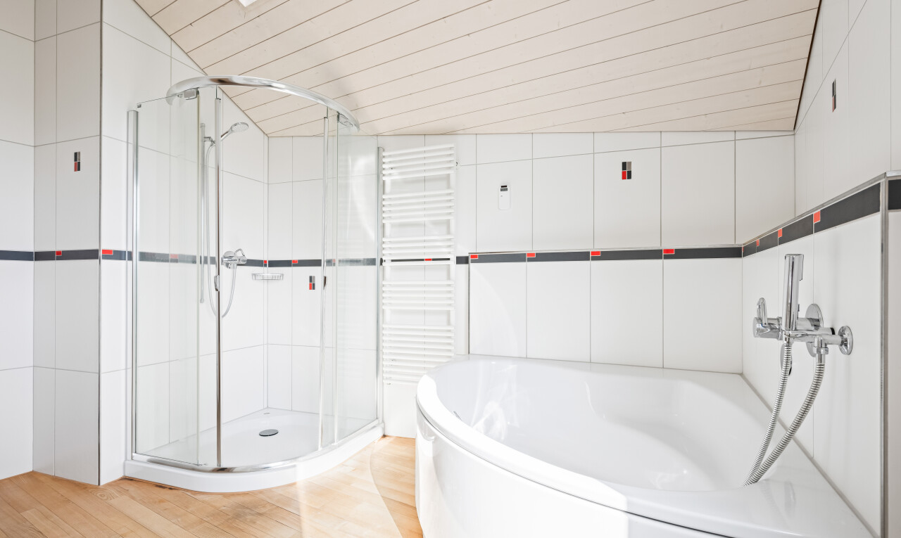 salle de bains avec douche, salle de bain complète, bain, inside property, et chauffe-serviettes