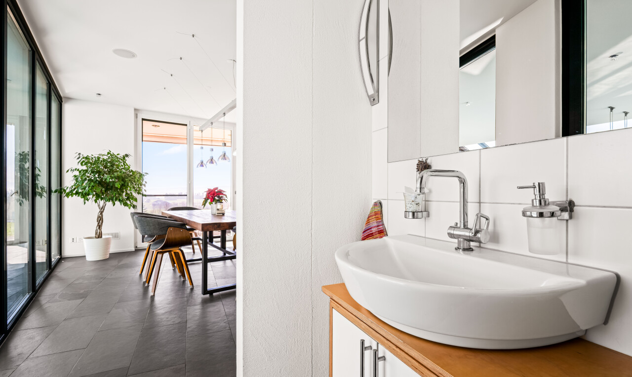 salle de bains avec natural light, lumière naturelle, lavabo (ou coiffeuse selon le contexte), miroir, et évier