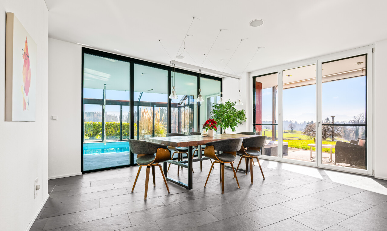 esszimmer mit floor ceiling windows, bodendeckenfenster, drywall, gipskartonwand, und day time