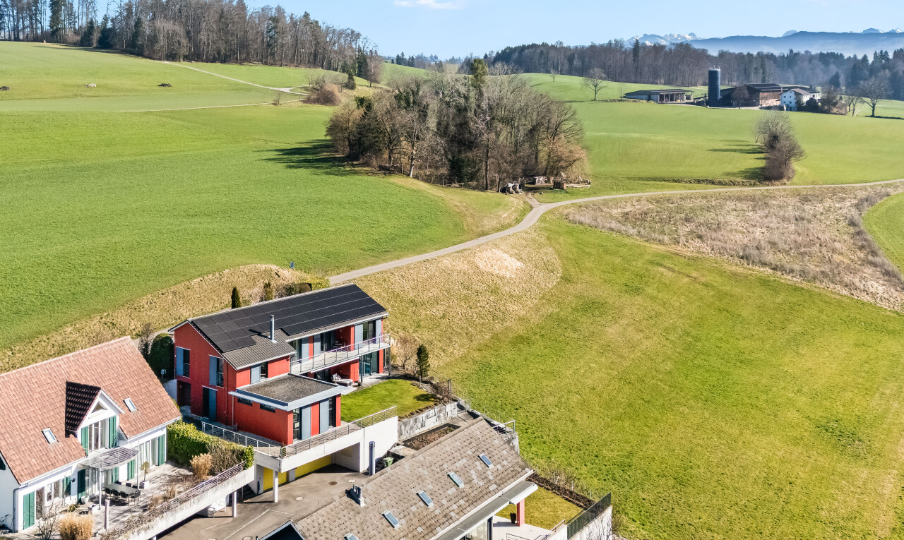 façade avec vue sur le terrain de golf, golf course view, day time, et pelouse