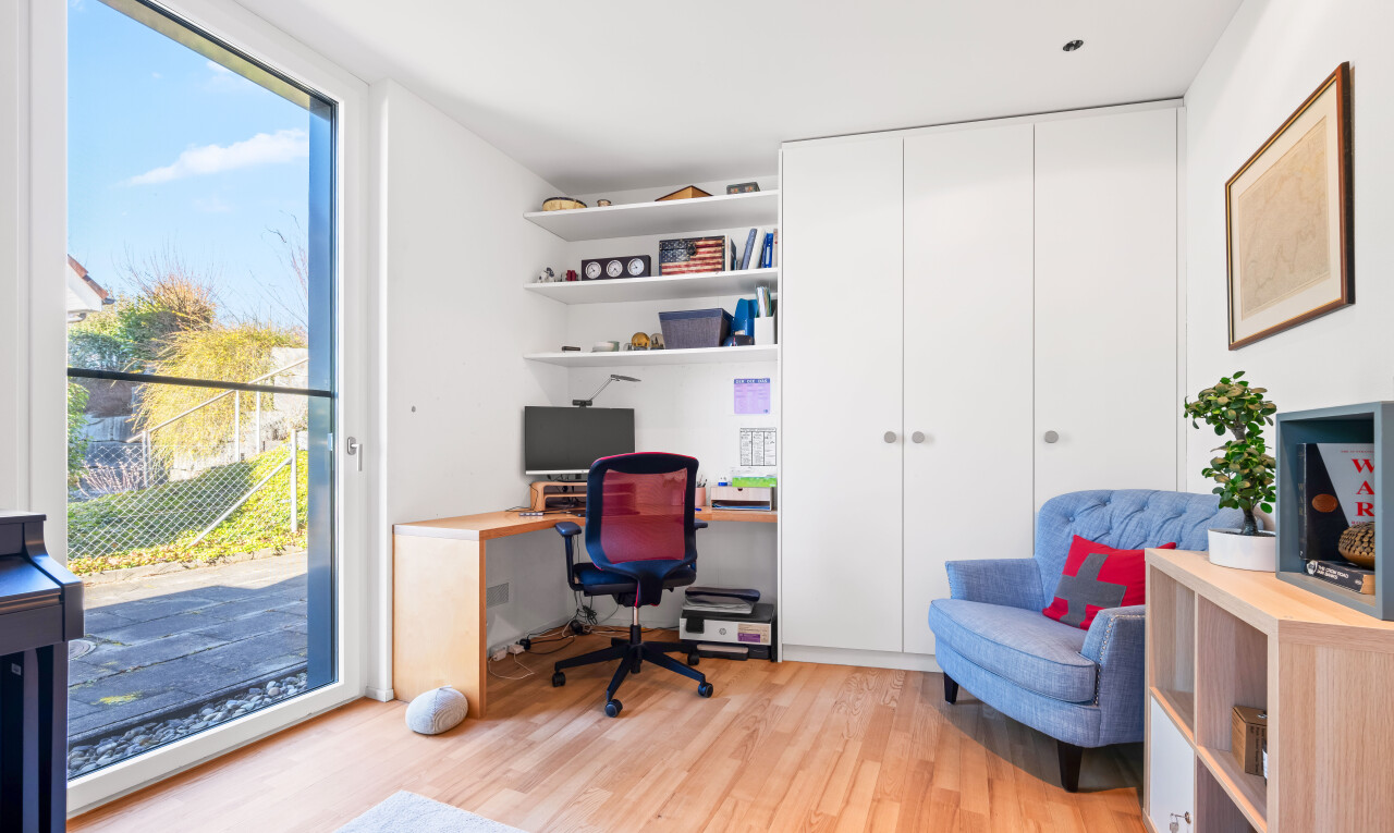 büro mit light floor, wood finish floor, holzfußboden, inside property, und bürobereich