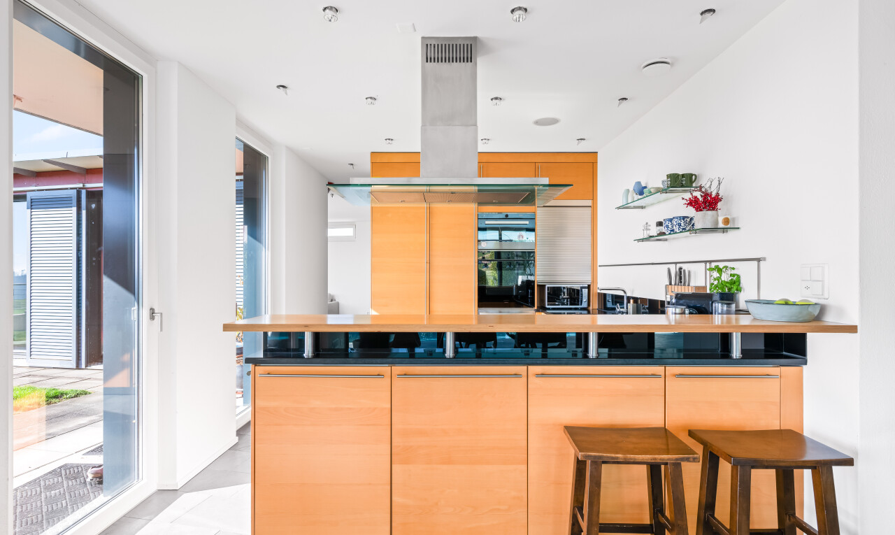 cuisine avec hotte, drywall, péninsule de cuisine, kitchen peninsula, et lumière naturelle