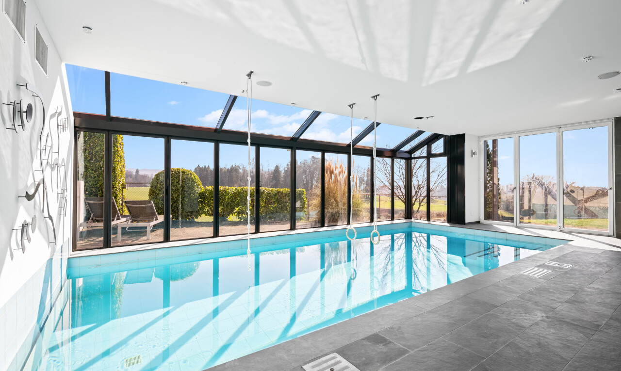 schwimmbad mit wintergarten, day time, handlauf, und schwimmbad