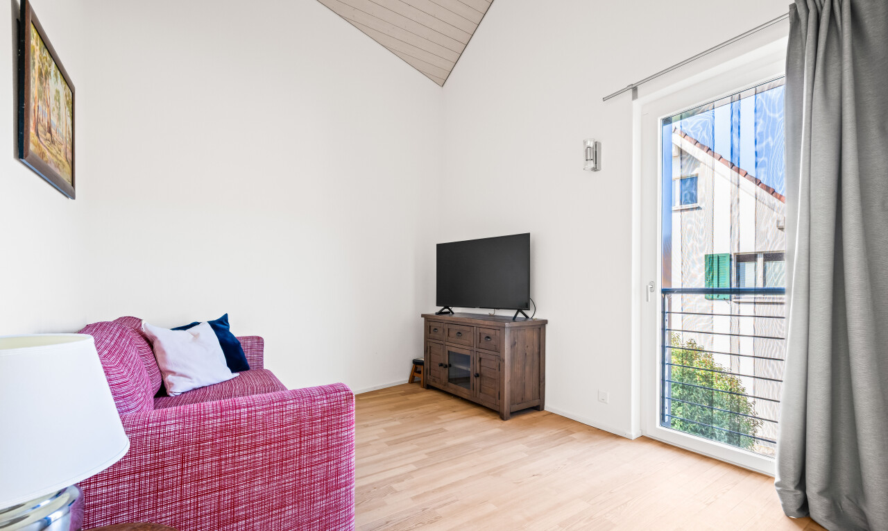 wohnzimmer mit inside property, natural light, natürliches licht, drywall, und gipskartonwand