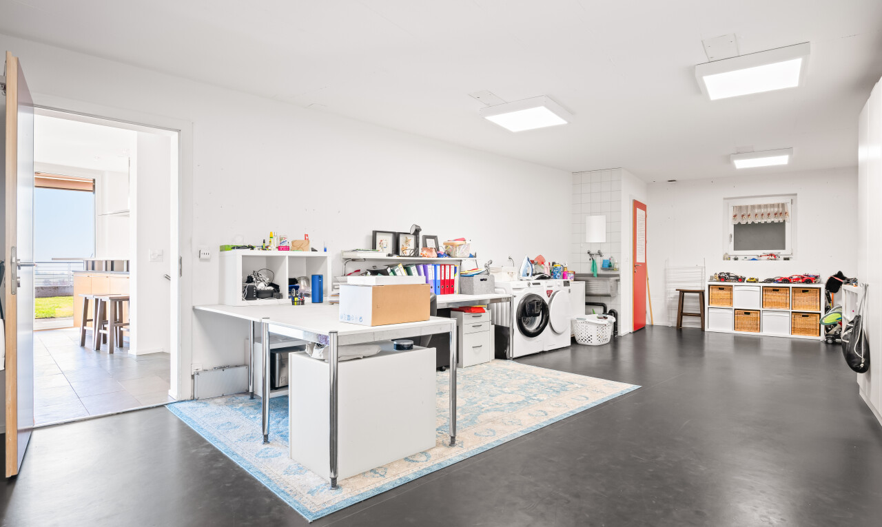 büro mit drywall, gipskartonwand, dark floor, inside property, und concrete floor