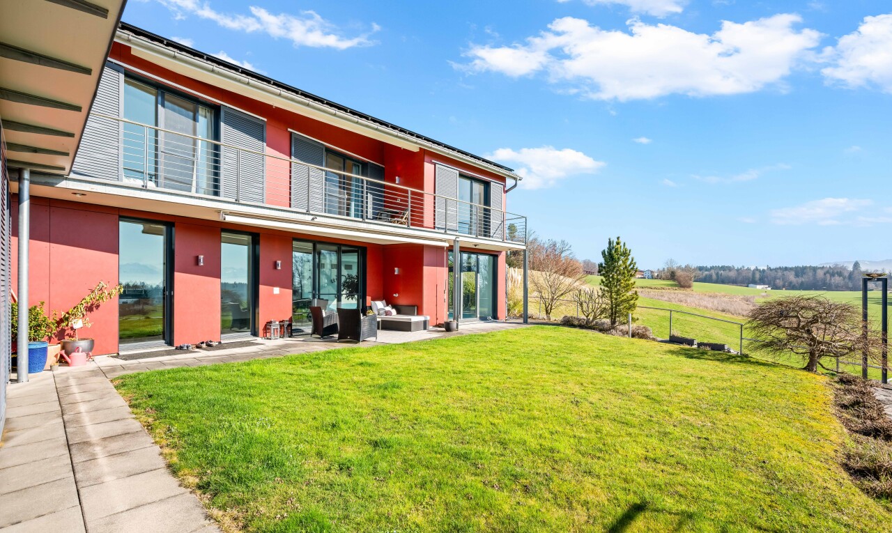 façade avec balcon, pelouse, day time, from property, et espace de vie extérieur