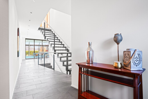 escaliers avec escaliers, inside property, natural light, lumière naturelle, et baseboards wall