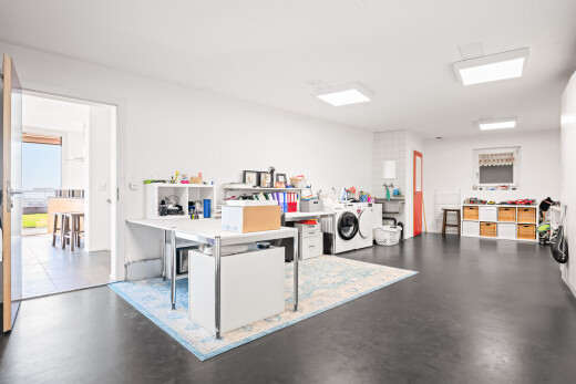 bureau avec drywall, cloison sèche, dark floor, inside property, et concrete floor