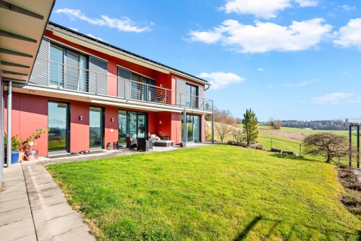 façade avec balcon, pelouse, day time, from property, et espace de vie extérieur