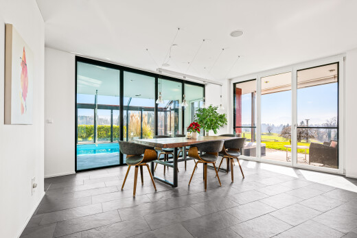 salle à manger avec floor ceiling windows, fenêtres du sol au plafond, drywall, cloison sèche, et day time