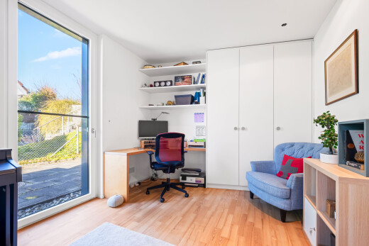 bureau avec light floor, wood finish floor, sol en finition bois, inside property, et espace bureau