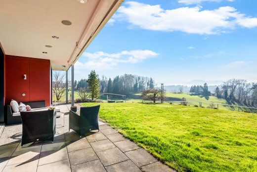 terrasse avec from property, terrasse, pelouse, day time, et espace de vie extérieur