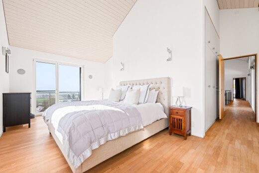 chambre avec plafond haut, high ceiling, lumière naturelle, natural light, et sol en finition bois