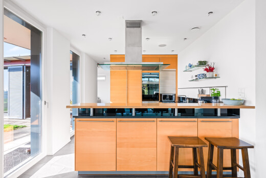 cuisine avec hotte, drywall, péninsule de cuisine, kitchen peninsula, et lumière naturelle