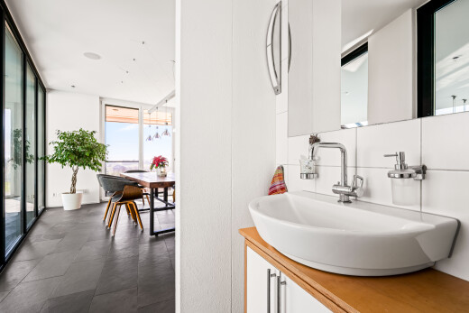 salle de bains avec natural light, lumière naturelle, lavabo (ou coiffeuse selon le contexte), miroir, et évier