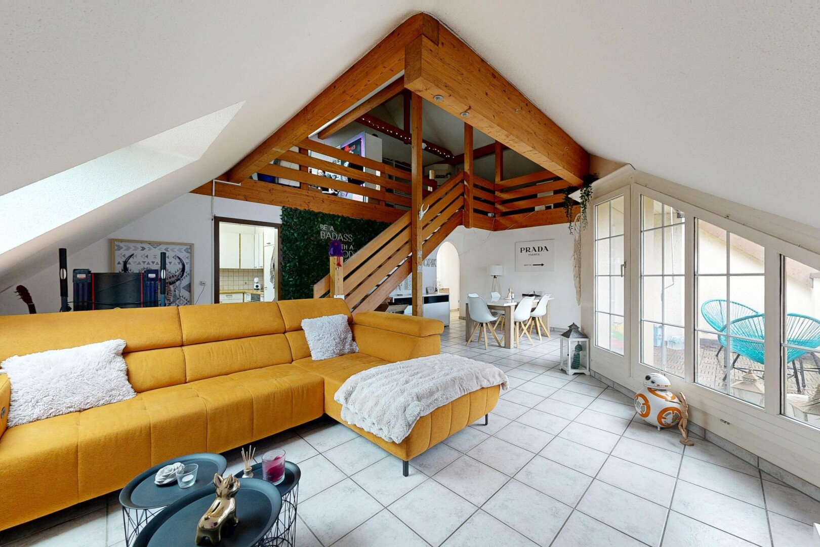 wohnzimmer mit vaulted ceiling, dachschräge, beamed ceiling, balkendecke, und inside property