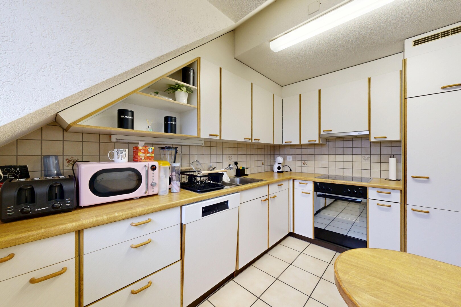 küche mit white cabinets, weiße schränke, ofen, light countertops, und arbeitsplatten