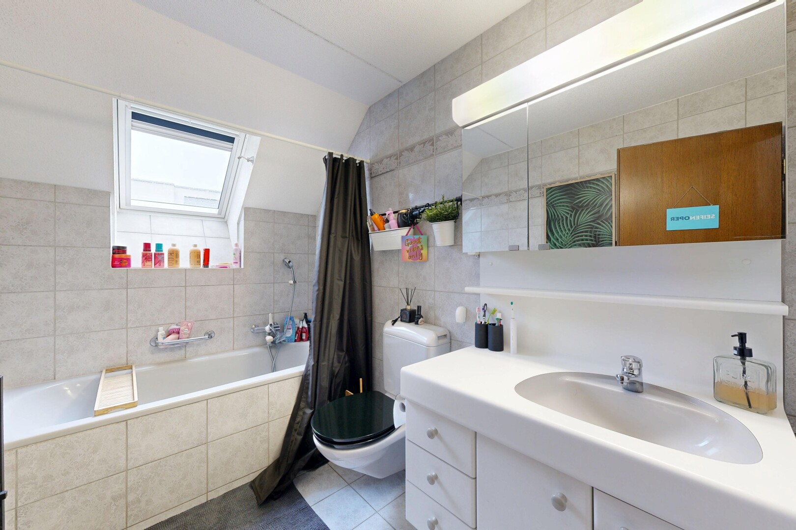 bad mit tile wall, fliesenwand, kombiniertes bad / dusche, schminktisch, und inside property