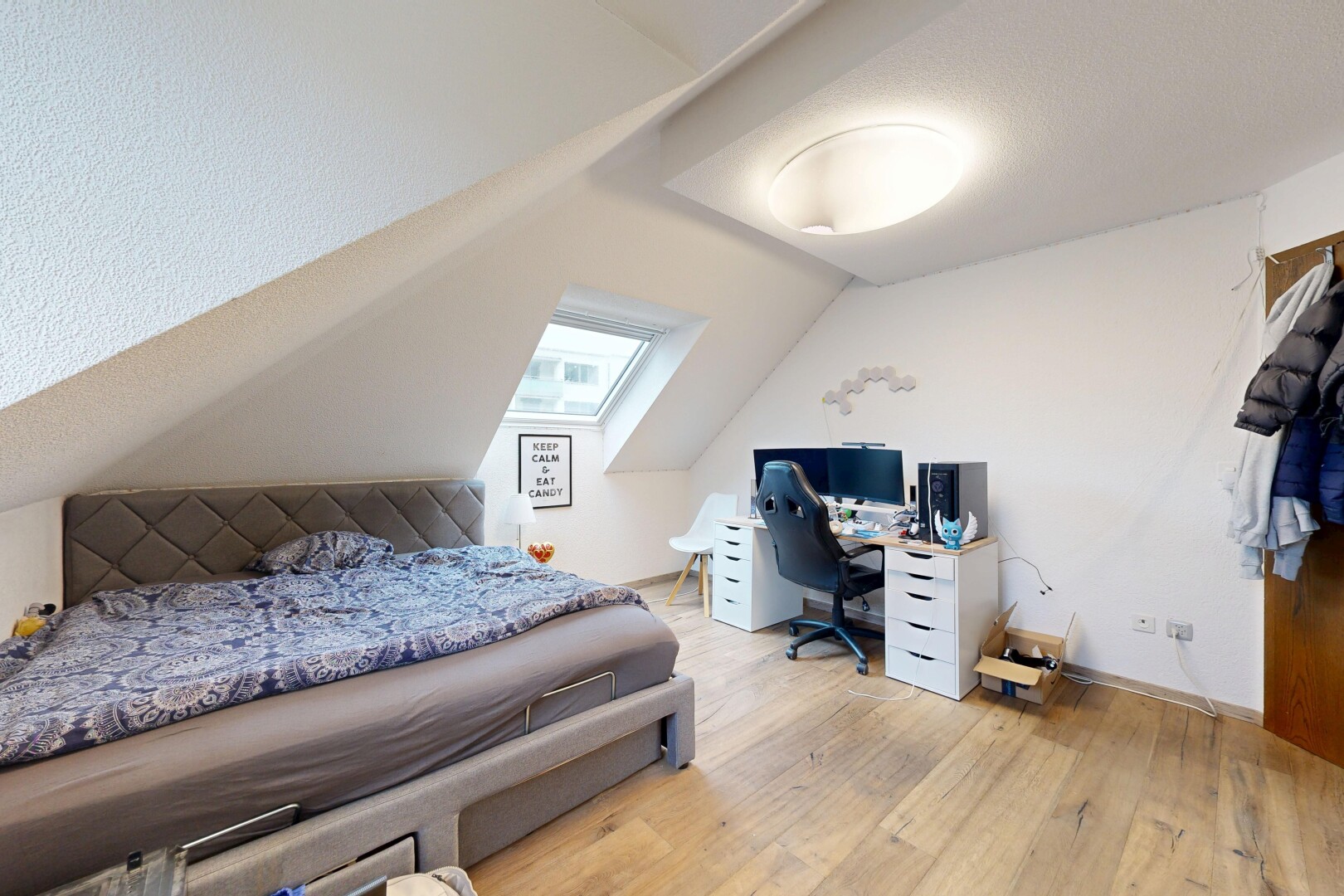 zimmer / schlafzimmer mit zusätzliches zimmer, holzfußboden, wood finish floor, light floor, und niedrige decke