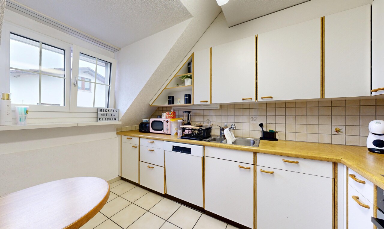 küche mit weiße schränke, white cabinets, arbeitsplatten, light countertops, und natürliches licht