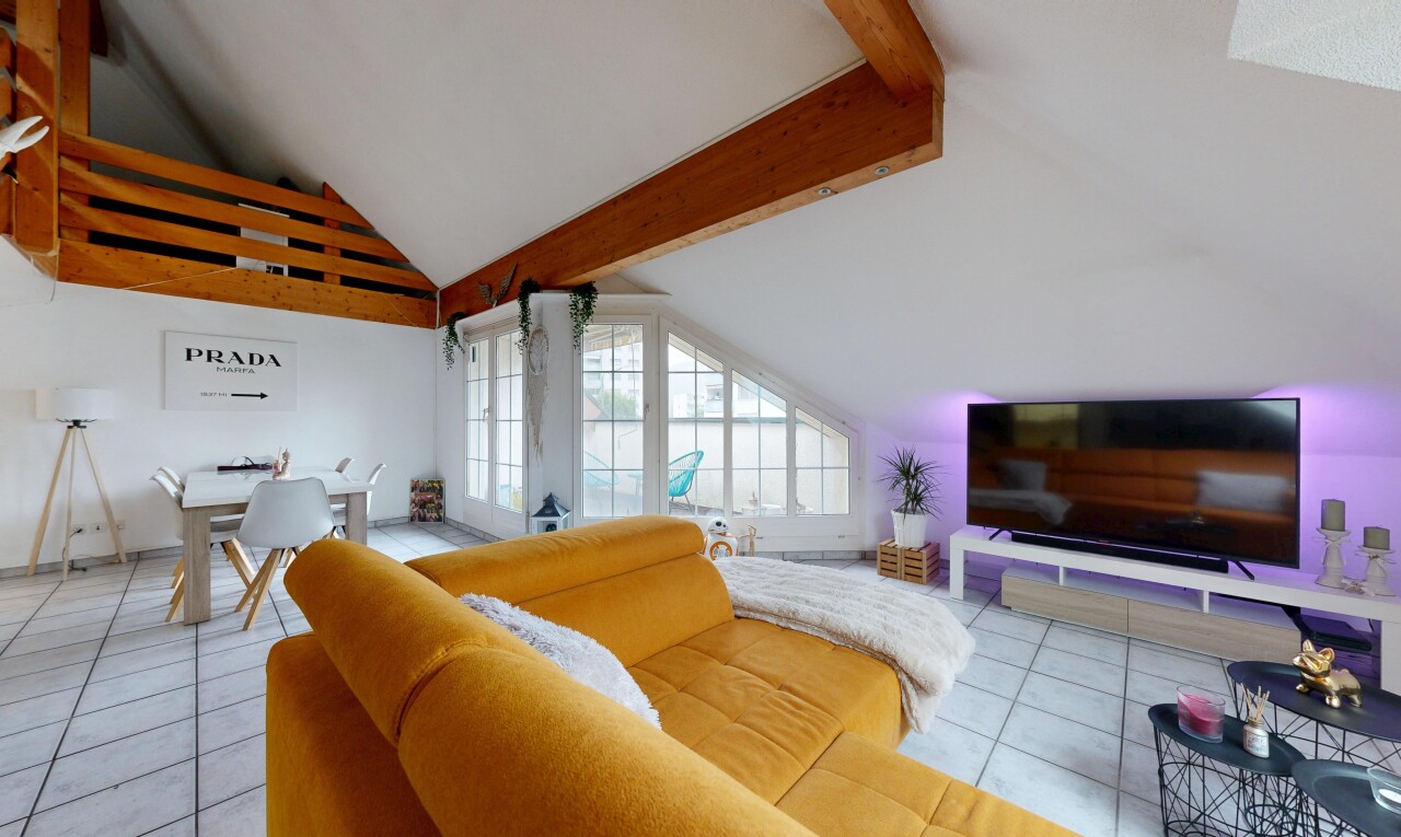 wohn- / esszimmer mit fernseher, inside property, beamed ceiling, balkendecke, und vaulted ceiling