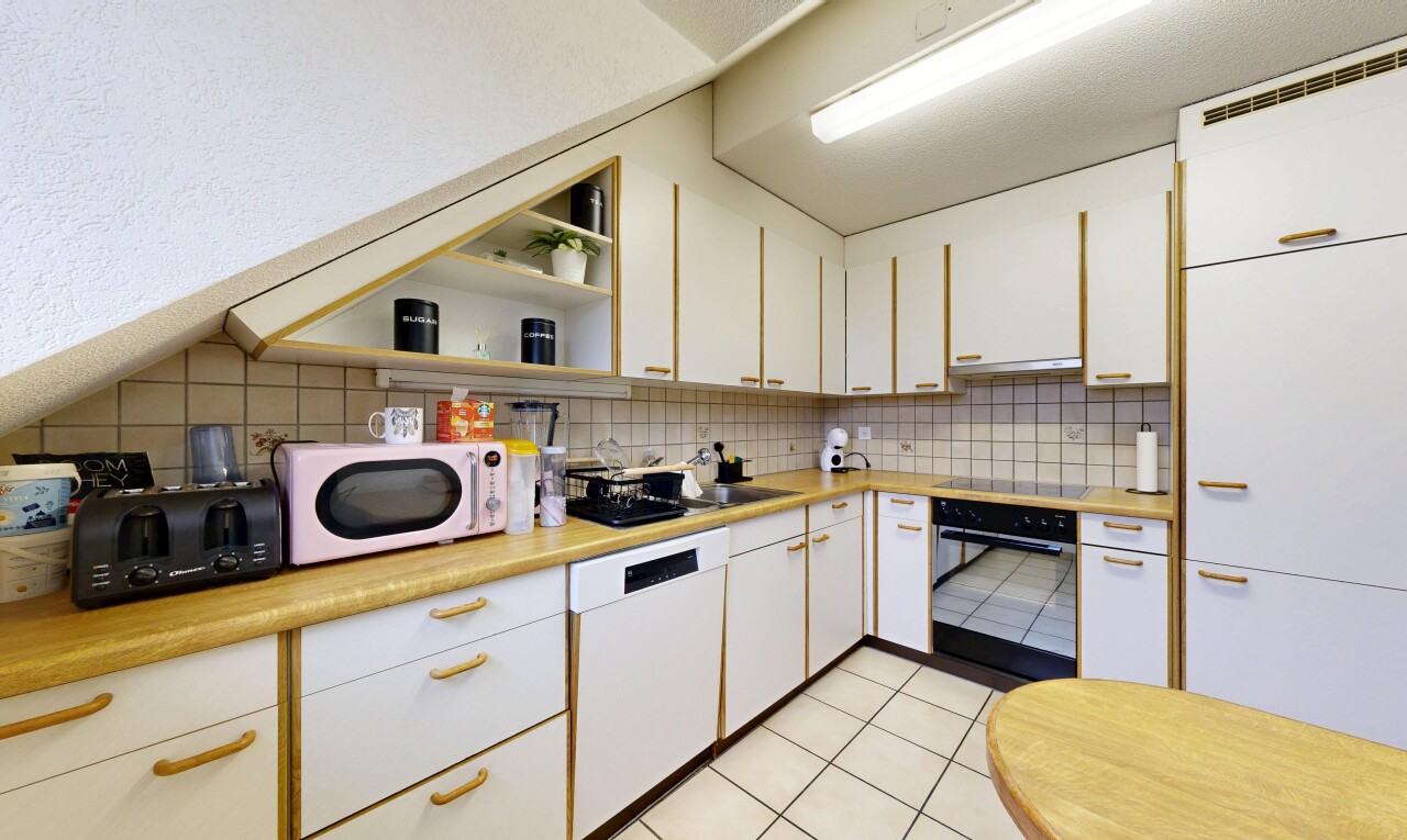 küche mit white cabinets, weiße schränke, ofen, light countertops, und arbeitsplatten