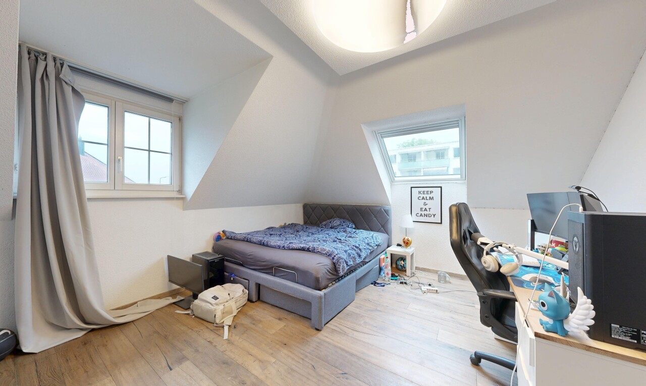 zimmer / schlafzimmer mit zusätzliches zimmer, inside property, holzfußboden, wood finish floor, und natürliches licht