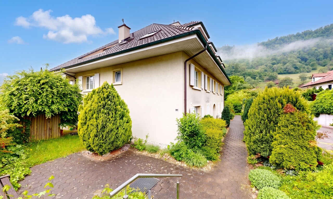 außenansicht mit stuckverkleidung, property visible, day time, und schornstein