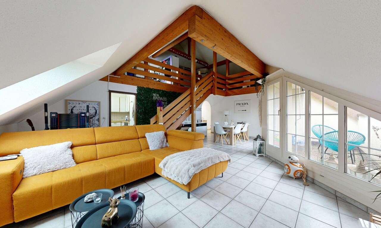wohnzimmer mit vaulted ceiling, dachschräge, beamed ceiling, balkendecke, und inside property