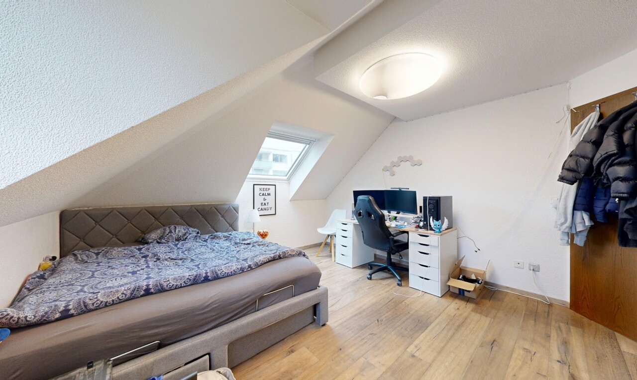 zimmer / schlafzimmer mit zusätzliches zimmer, holzfußboden, wood finish floor, light floor, und niedrige decke