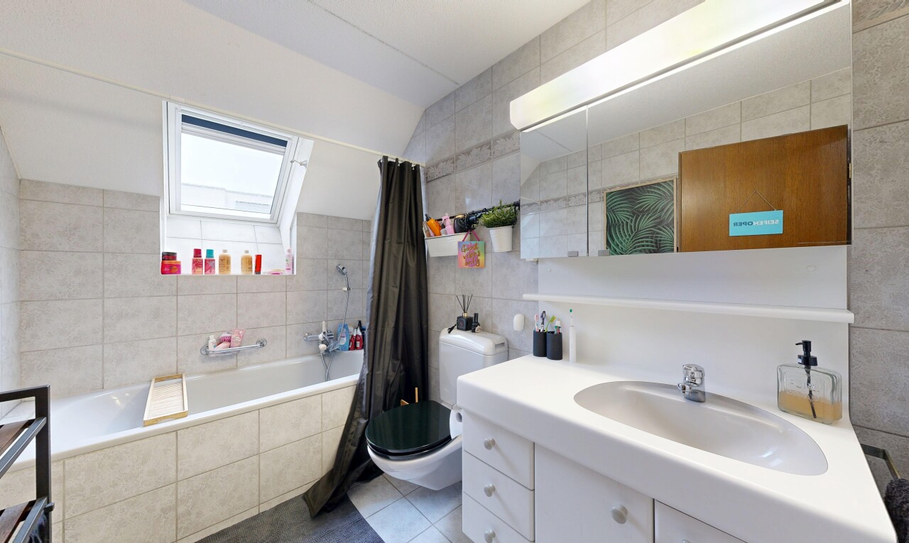 bad mit tile wall, fliesenwand, kombiniertes bad / dusche, schminktisch, und inside property