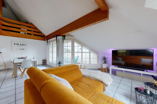 wohn- / esszimmer mit fernseher, inside property, beamed ceiling, balkendecke, und vaulted ceiling