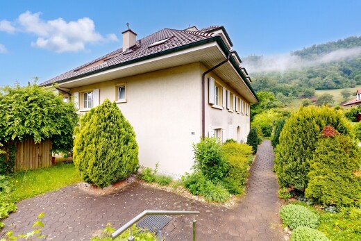 außenansicht mit stuckverkleidung, property visible, day time, und schornstein