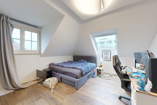 zimmer / schlafzimmer mit zusätzliches zimmer, inside property, holzfußboden, wood finish floor, und natürliches licht