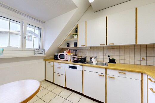 küche mit weiße schränke, white cabinets, arbeitsplatten, light countertops, und natürliches licht