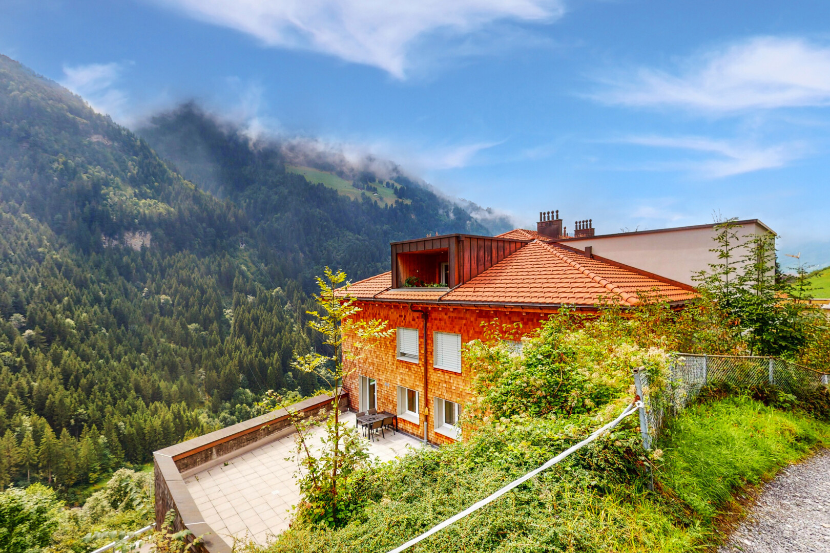 außenansicht mit terrasse, property visible, schornstein, waldblick, und forest view