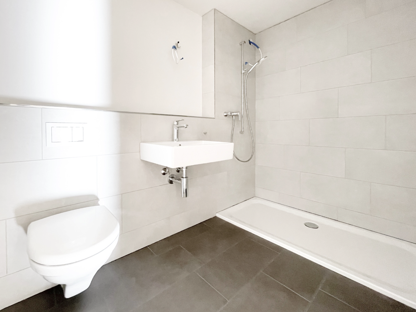 bad mit tile shower, dusche, komplettes badezimmer, inside property, und toilette