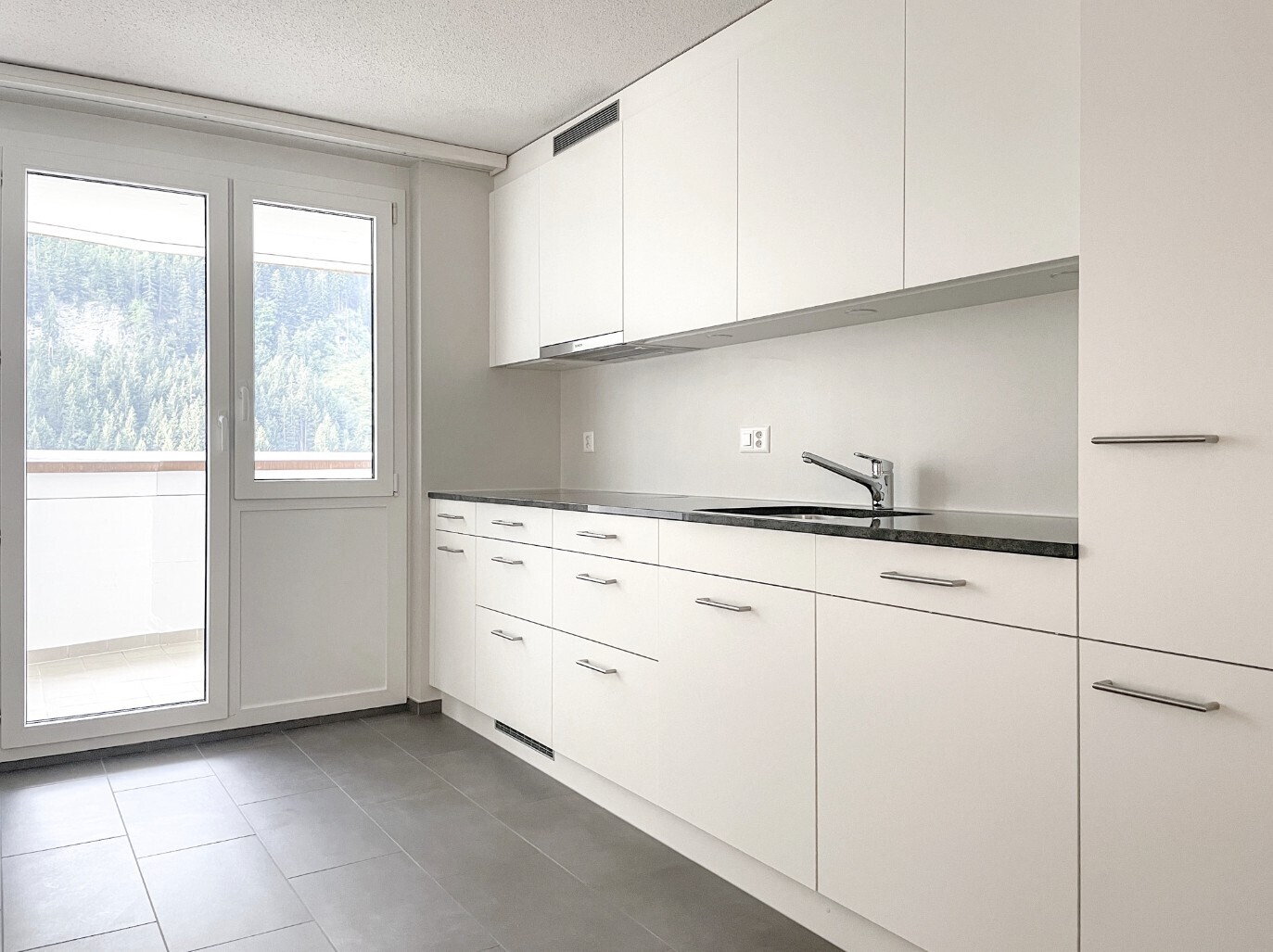 küche mit natural light, natürliches licht, weiße schränke, schränke mit flachen paneelen, und inside property