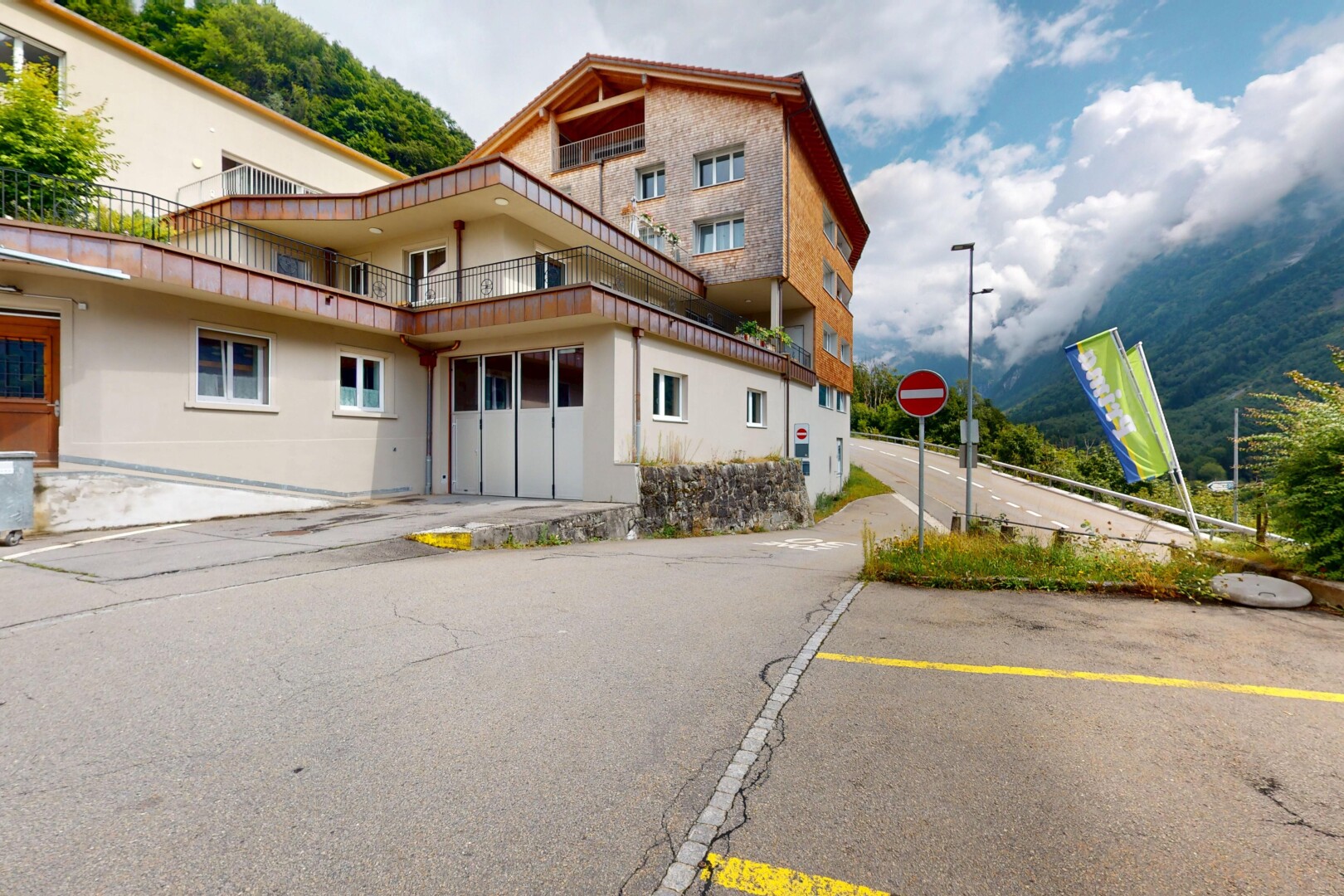 außenansicht mit property visible, stuckverkleidung, balkon, und day time