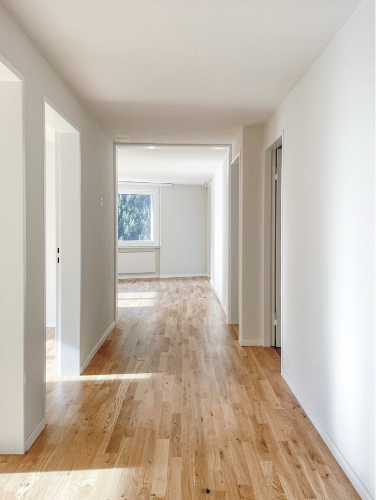 halle / korridor mit inside property, holzfußboden, wood finish floor, gipskartonwand, und drywall