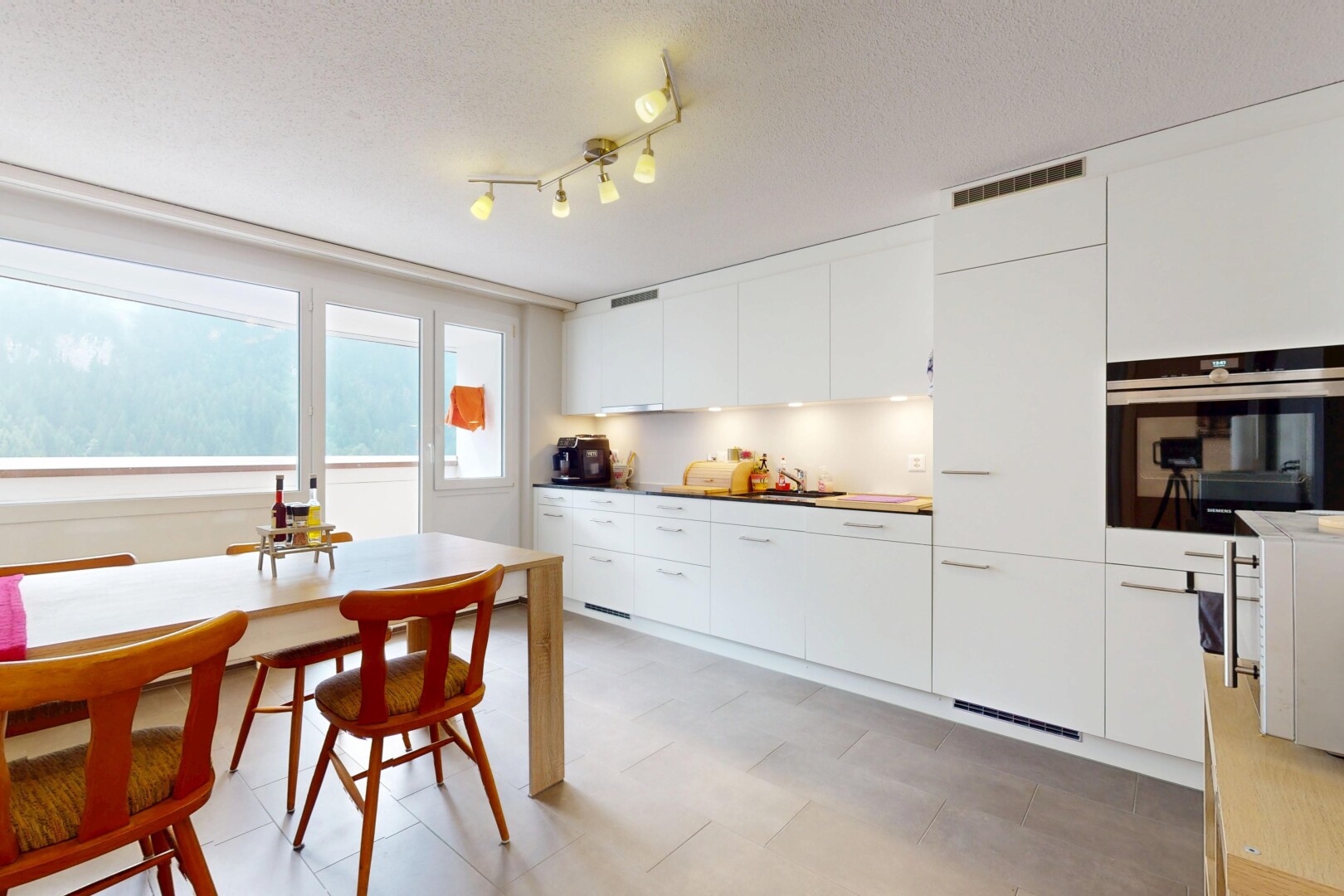 küche mit ofen, weiße schränke, natural light, natürliches licht, und schränke mit flachen paneelen