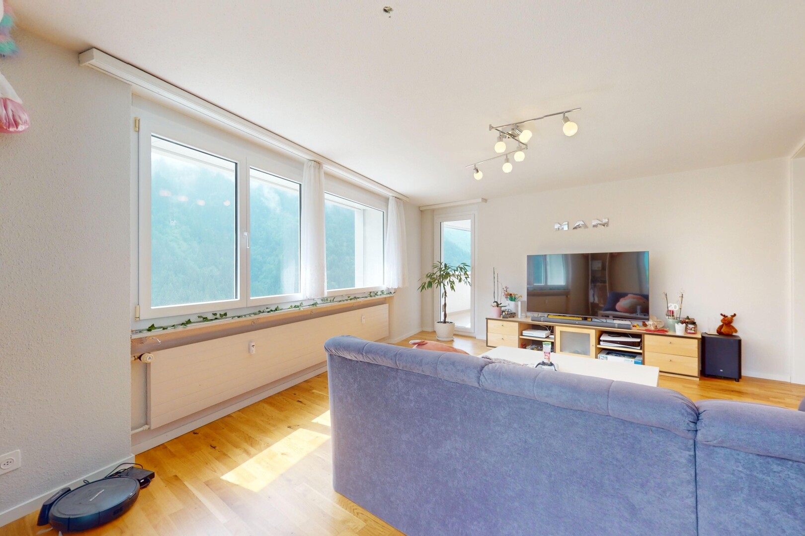 wohnzimmer mit holzfußboden, wood finish floor, natürliches licht, natural light, und fernseher