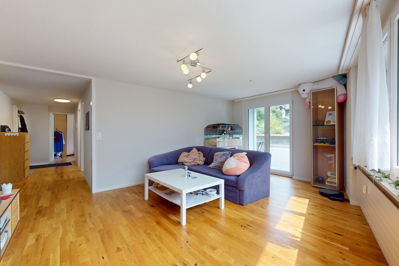 wohnzimmer mit inside property, drywall, gipskartonwand, natural light, und natürliches licht